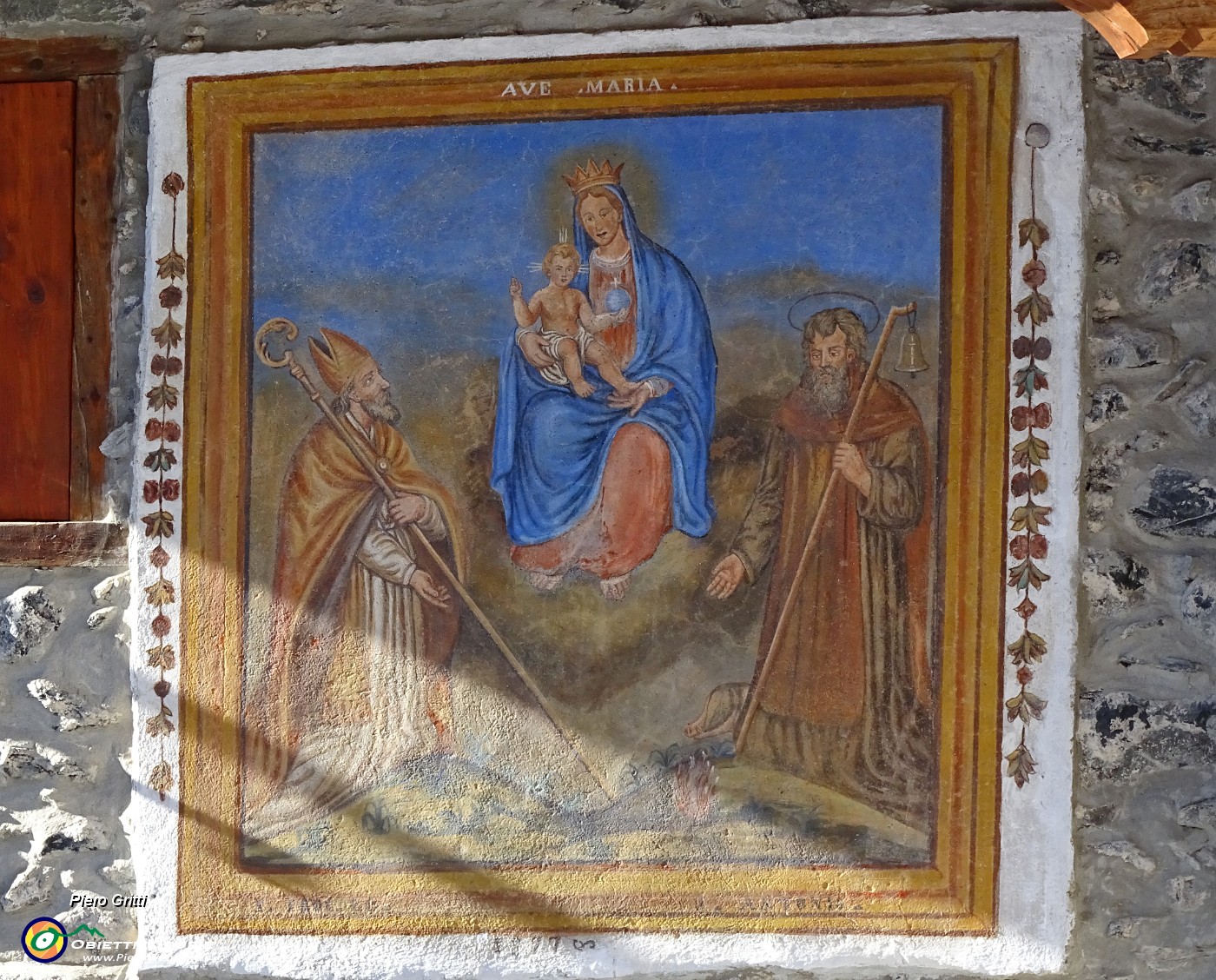 09 Affresco con Madonnina e Santi.JPG -                                